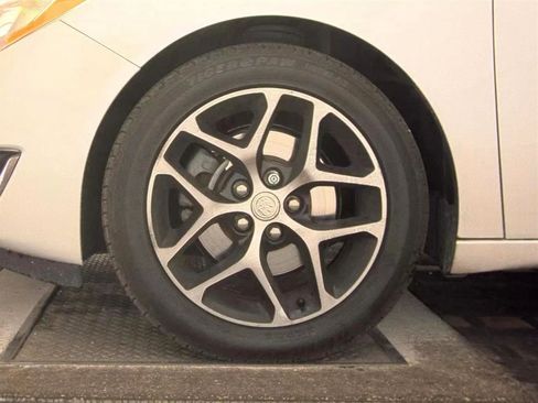 Used 2017 Buick Regal Sport Touring image 9