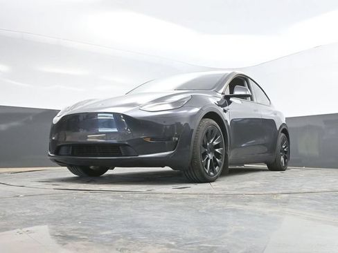 Used 2024 Tesla Model Y Long Range AWD/4WD image 41