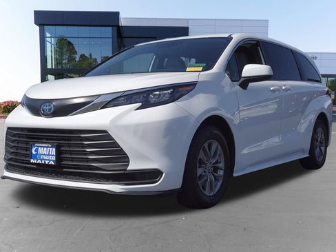 Used 2025 Toyota Sienna LE FWD image 7