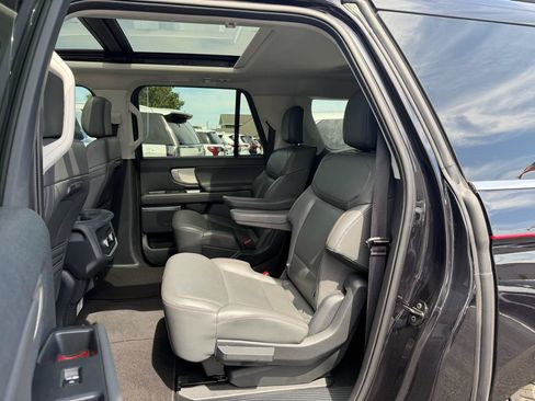 Used 2025 Ford Expedition Max Active AWD/4WD image 12