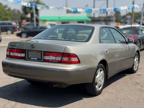 Used 2000 Lexus ES 330 FWD image 2