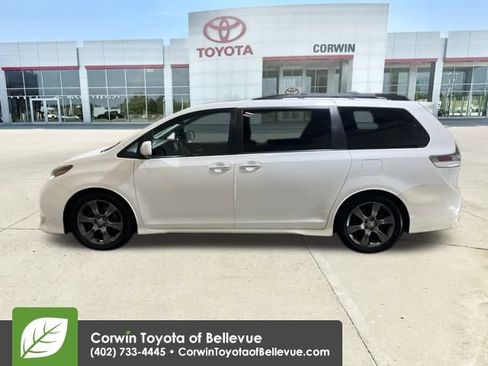 Used 2015 Toyota Sienna SE image 2