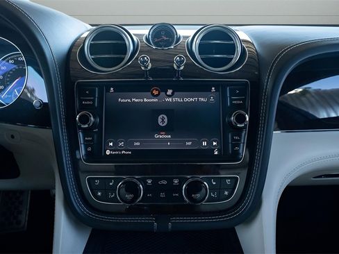 Used 2017 Bentley Bentayga image 16