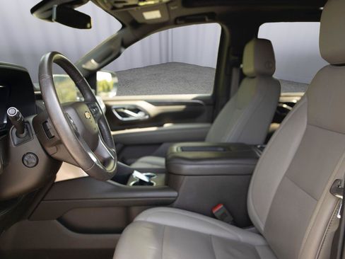 Used 2022 Chevrolet Suburban LT w/ LT Signature Plus Package AWD/4WD image 2