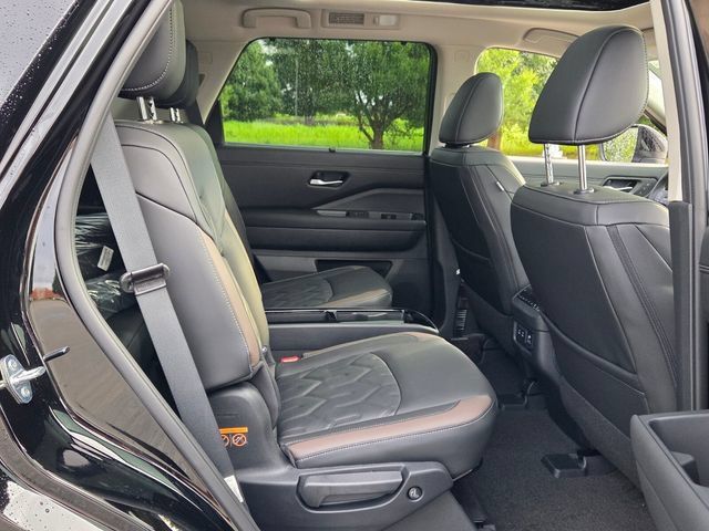 New 2026 Nissan Pathfinder Platinum FWD image 17