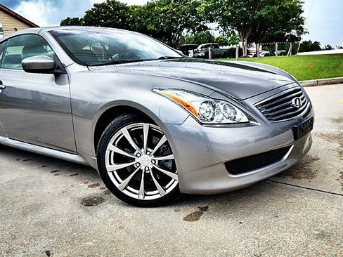 Used 2009 INFINITI G37 Convertible w/ Premium Pkg RWD image 2