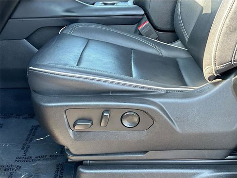 Used 2023 Chevrolet Suburban Premier image 19