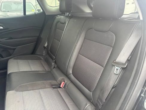 Used 2025 Chevrolet Trax LT w/ LT Convenience Package FWD image 9