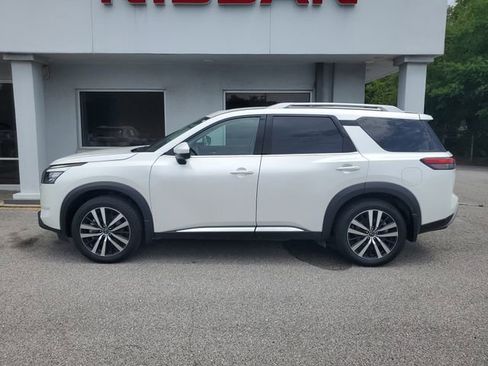 Certified 2025 Nissan Pathfinder Platinum FWD image 12