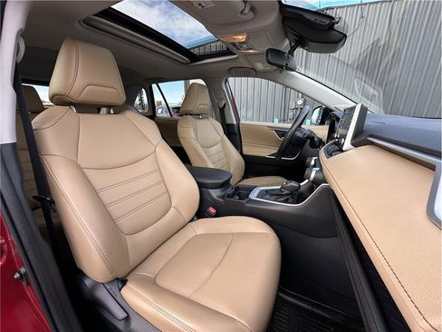 Used 2019 Toyota RAV4 XLE Premium image 15