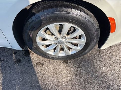 Used 2017 Chrysler Pacifica Touring w/ Tire & Wheel Group FWD image 41
