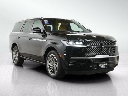 Used 2025 Lincoln Navigator Reserve AWD/4WD image 7