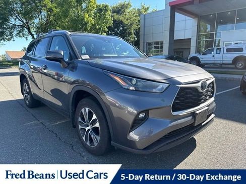 Used 2023 Toyota Highlander XLE AWD/4WD image 1