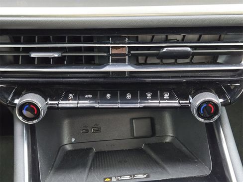 Used 2024 Chevrolet Traverse LT image 14