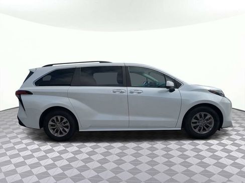 Used 2022 Toyota Sienna XLE FWD image 2