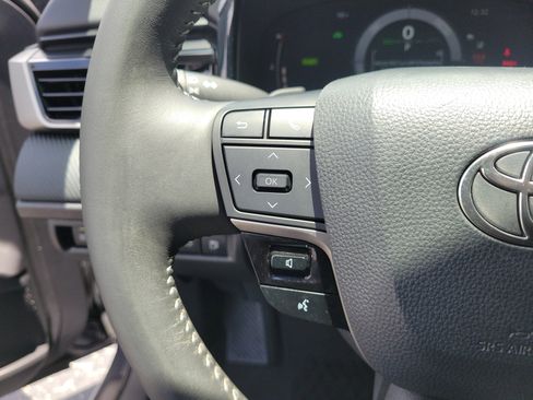 Used 2025 Toyota Camry SE w/ Convenience Package FWD image 19