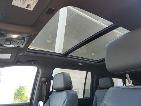Used 2023 Chevrolet Suburban Z71 w/ Off-Road Capability Package AWD/4WD image 19