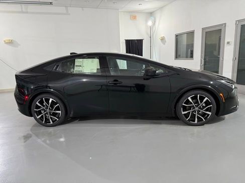 New 2025 Toyota Prius Plug-In Hybrid FWD image 3