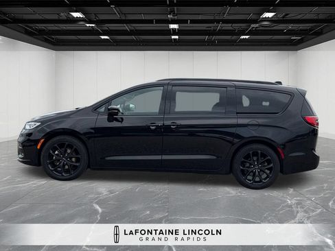 Used 2025 Chrysler Pacifica Limited FWD image 2