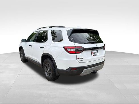 Used 2025 Honda Pilot TrailSport image 8