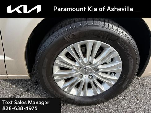 Used 2013 Chrysler Town & Country Limited w/ Luxury Group image 30