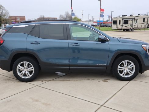 Used 2024 GMC Terrain SLE w/ Driver Convenience Package FWD image 4