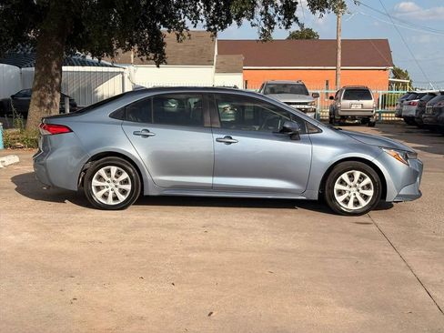 Used 2020 Toyota Corolla LE FWD image 2