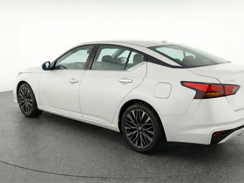 Used 2025 Nissan Altima 2.5 SV FWD image 6