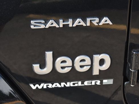 Used 2023 Jeep Wrangler Unlimited Sahara w/ Cold Weather Group AWD/4WD image 11