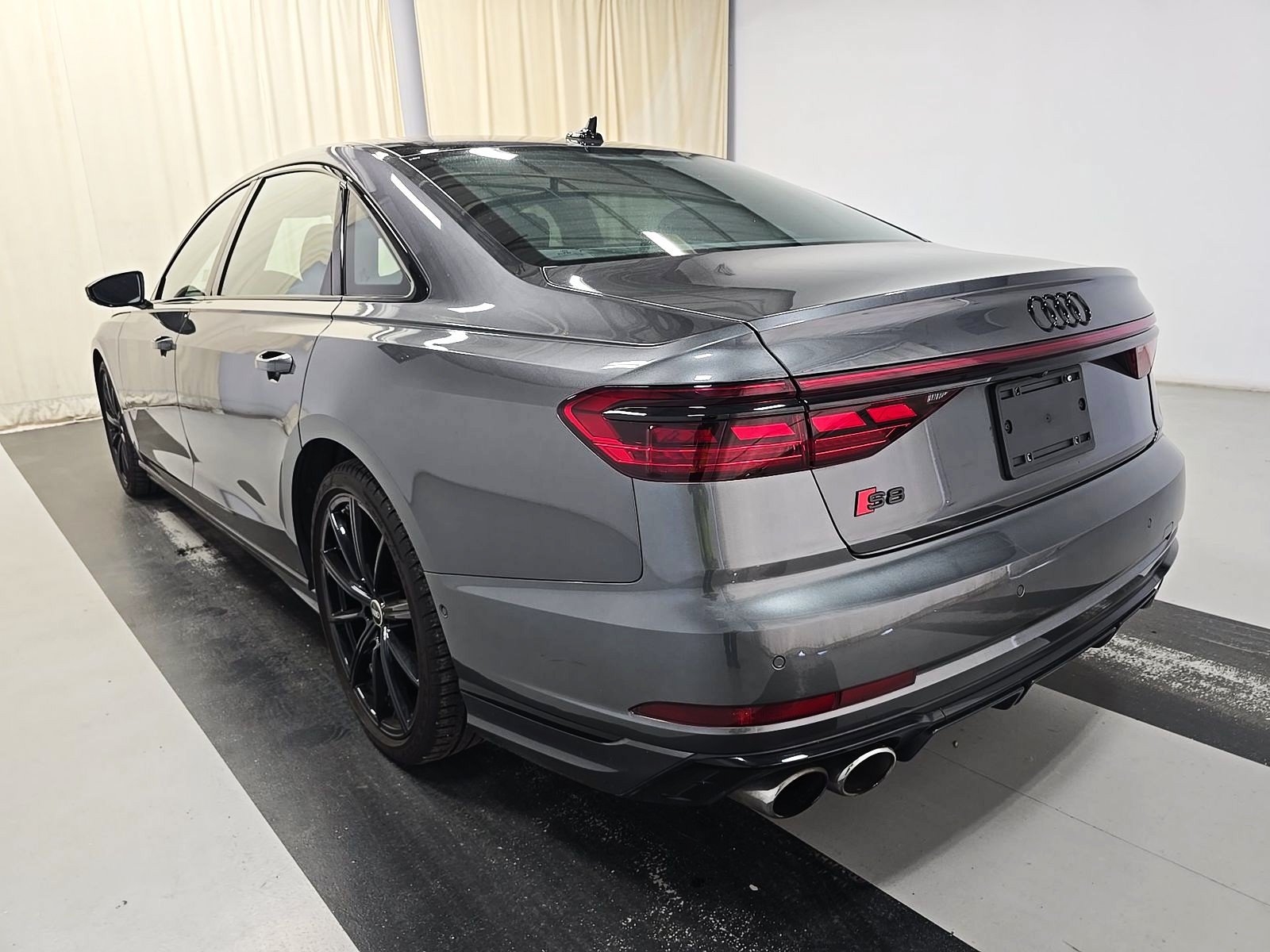 Used 2023 Audi S8 AWD/4WD image 4