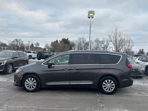 Used 2018 Chrysler Pacifica Touring-L Plus FWD image 8