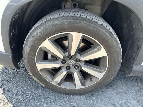 Used 2024 Honda Pilot Touring image 10