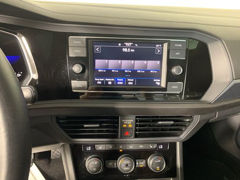 Used 2023 Volkswagen Jetta SE w/ Panoramic Sunroof Package FWD image 25