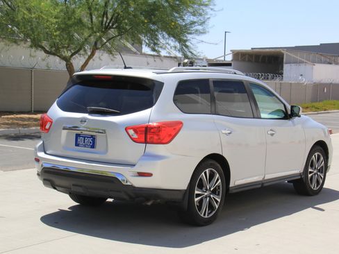 Used 2017 Nissan Pathfinder Platinum image 5