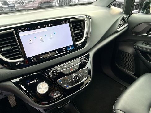 Used 2026 Chrysler Pacifica Select image 24