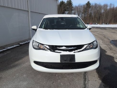 Used 2021 Chrysler Voyager L image 9