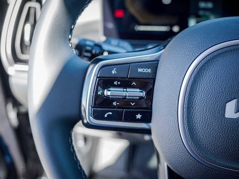 Certified 2025 Kia Sorento EX w/ Panoramic Sunroof Package image 16