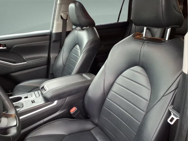 Used 2022 Toyota Highlander XLE FWD image 13
