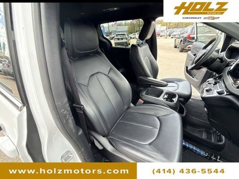Used 2025 Chrysler Pacifica Select FWD image 26