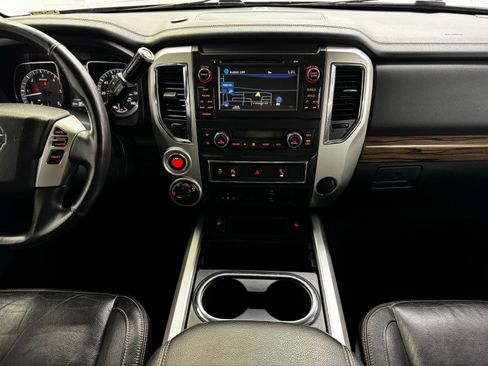 Used 2018 Nissan Titan SL w/ Chrome Package AWD/4WD image 10