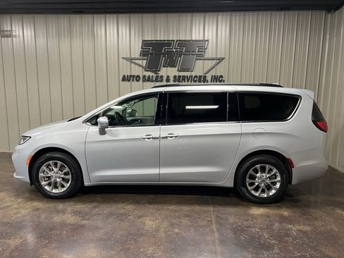 Used 2022 Chrysler Pacifica Touring-L image 3