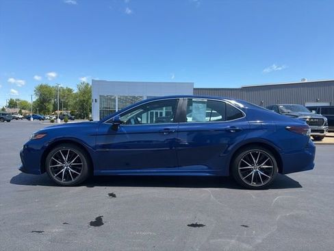Used 2023 Toyota Camry SE FWD image 4