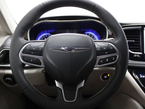 Used 2023 Chrysler Pacifica Limited FWD image 32
