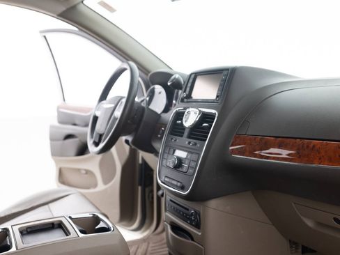 Used 2012 Chrysler Town & Country Touring-L w/ Entertainment Group #2 FWD image 27