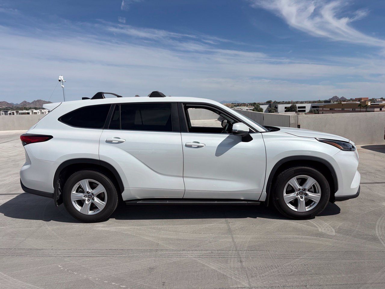 Used 2023 Toyota Highlander L AWD/4WD image 3