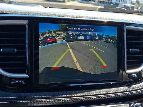 Used 2023 Chrysler Pacifica Touring-L FWD image 16