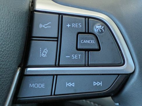 Used 2025 Toyota Highlander XLE FWD image 30