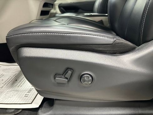 Used 2023 Chrysler Pacifica Touring-L image 12