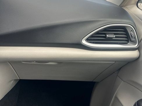 Used 2023 Chrysler Pacifica Touring-L FWD image 16