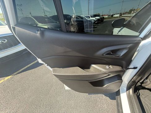 Used 2025 Chevrolet Trax LT w/ Sunroof Package image 18